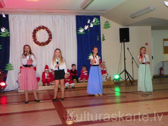 Vokālās studijas "W" dalībnieces Ziemassvētku koncertā 21.12.2013, vadītāja Valida Veidele